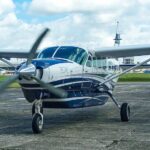 Avião turboélice em operação de aviação executiva no pátio de aeroporto brasileiro.