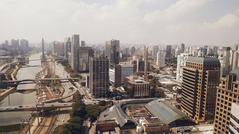 Vista aérea da cidade de São Paulo com foco em região empresarial, ideal para operações de aviação executiva.