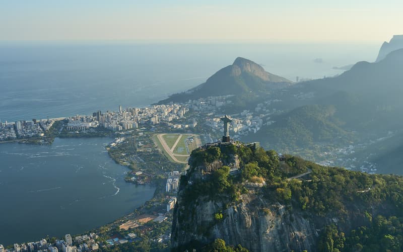 Vista aérea do Rio de Janeiro com Cristo Redentor e pista de pouso, referência em aviação executiva.