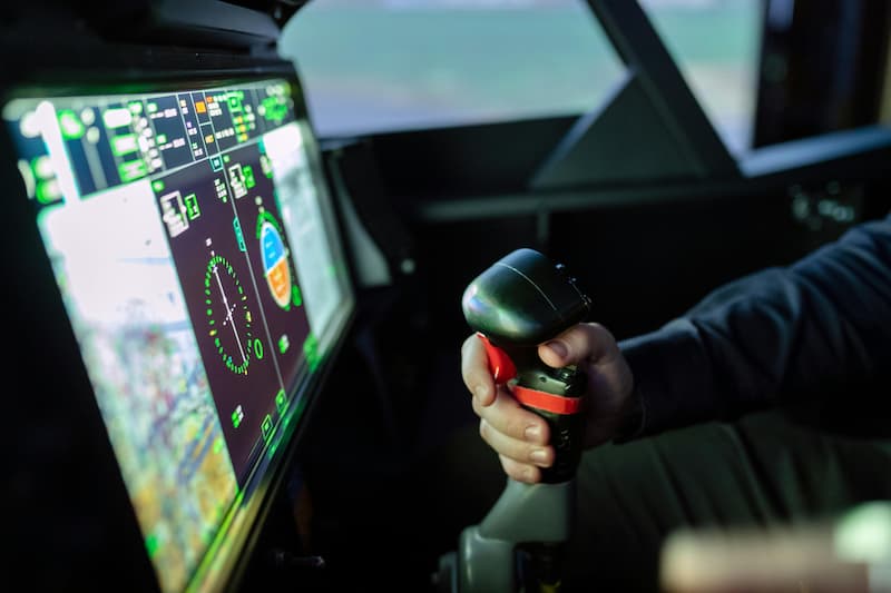 Piloto operando os comandos da cabine em voo de UTI Aérea.Piloto operando os comandos da cabine em voo de UTI Aérea.