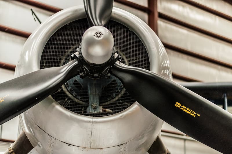 Hélice de aeronave utilizada em serviços de táxi aéreo, vista de perto em hangar.
